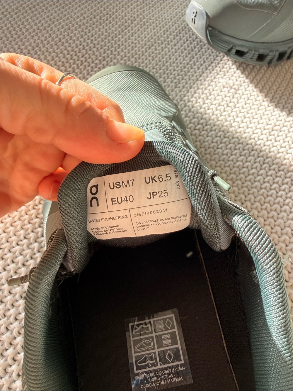 On Running waterproof Men’s Sneakers in pine color.  Womens 8.5- euro size 40 - Picture 4 of 6